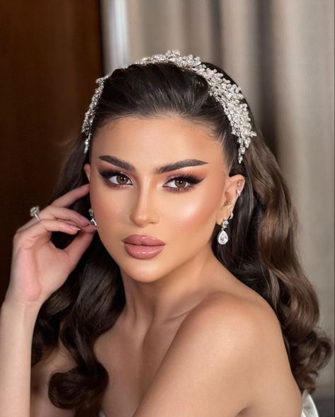 Dewy Bride Makeup, Bridal Hairstyles With Headpiece, Walima Hairstyles, Bridal Glam Makeup, Rattan Wedding, Glam Bride Makeup, Bloom Wedding, Bridal Hair Down, Wedding Eye Makeup