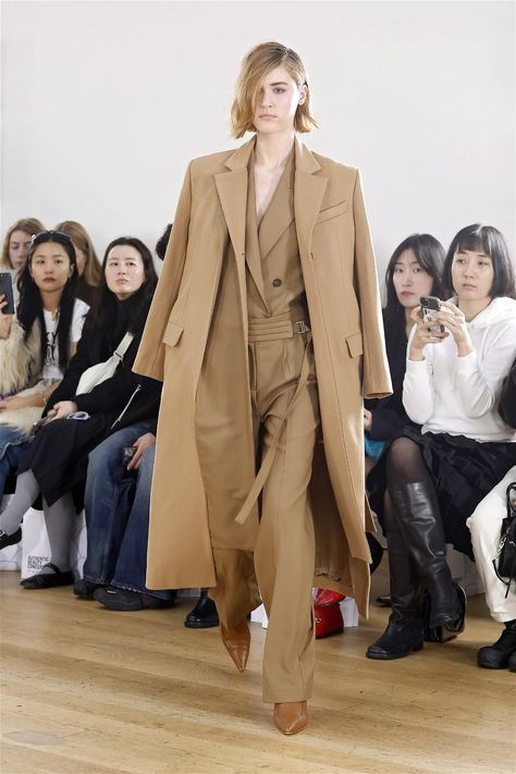 Eudon Choi Ready To Wear Fall Winter 2024 London – NOWFASHION London Fashion Week Runway, Runway Ready To Wear, Eudon Choi, Fashion Show Runway, Character Clothing, Fall Winter 2024, Fashion Week Runway, Winter 2024, Large Fashion