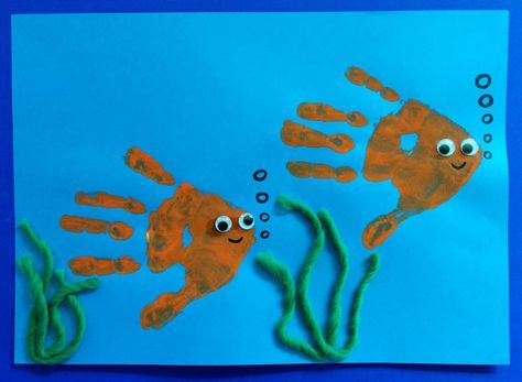 Fische aus Handabdruck Firework Gender Reveal Party, Fish Handprint, Fireworks Craft For Kids, How To Draw Fireworks, Pinata Diy, Firework Painting, Fireworks Craft, Fireworks Art, Ocean Artwork