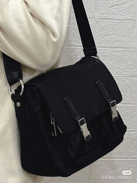 Black Messenger Bag, Black School Bags, University Bag, Uni Bag, Stylish School Bags, My Style Bags, Mens Bags Fashion, Aesthetic Bags, Estilo Hippie