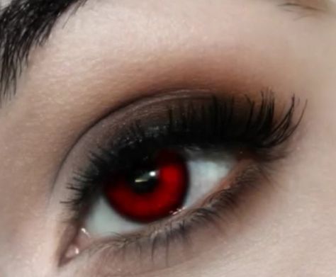 Bella Swan makeup Twilight Makeup Vampires, Twilight Vampire Makeup, Vampire Eyes Aesthetic, Bella Swan Makeup, Red Eyes Aesthetic, Red Eyes Vampire, Vampire Makeup Aesthetic, Vampire Eye Makeup, Vampire Bella Swan