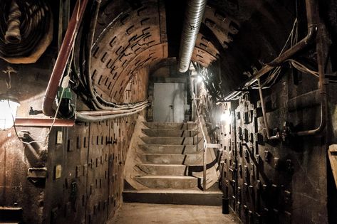 12 Top-Secret Bunkers and Nuclear Shelter Sites That Are Now Tourist Attractions Nuclear Shelter, Secret Bunker, Bunker Hill Monument, Doomsday Bunker, Military Bunkers, Europe Street, Bunker Gear, Survival Ideas, Underground Bunker