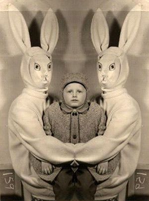 Images Terrifiantes, Easter Bunny Pictures, Creepy Vintage, Creepy Photos, Creepy Pictures, Bunny Pictures, Strange Photos, Mötley Crüe, Beatrix Potter