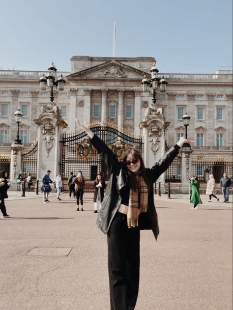 London Honeymoon Aesthetic, Insta Photo Ideas London, London Tourist Photos, London Vibes Outfit, England Instagram Pictures, Tourist Pose Ideas, London Living Aesthetic, London Asthetics Photos, London Pictures Ideas Winter