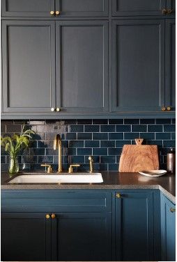 Moody Blue Kitchen, Classic Farmhouse Kitchen, Monochromatic Interior Design, Farmhouse Kitchen Island, Kitchen Interior Design Modern, Dark Kitchen Cabinets, Kitchen Island Design, Blue Kitchen, Loft Design