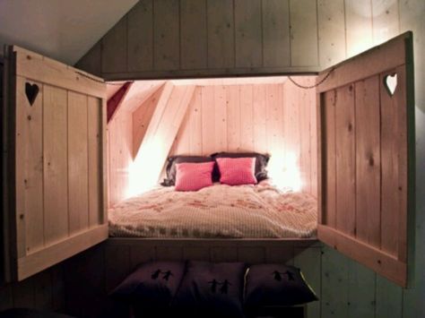 Hole in the wall bed Barn Bedrooms, Gold Room, Hidden Bed, Yellow House, Small Bedroom Designs, Dekorasi Kamar Tidur, Secret Rooms, Teenage Bedroom, Cool Beds