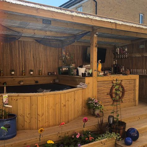 Be inspired by brilliant garden bar ideas – to create your own drinking den Shed Bar Ideas, Bar Outdoor Design, Hot Tub Bar, Garden Bar Ideas, Outdoor Garden Bar, Diy Outdoor Bar, Backyard Barbeque, Tattoo Plant, Bar Shed