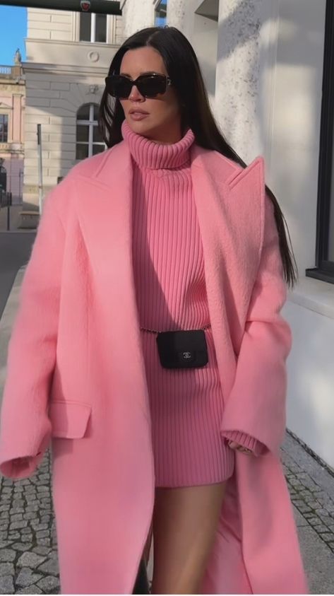 Soft Pink Winter Outfit, All Pink Outfit Winter, Winter Barbie Outfits, Total Pink Outfit, Pink Turtleneck Outfit, Pink Work Outfit, Pink Brunch Outfit, Pink Winter Outfits, Semi Formal Mujer