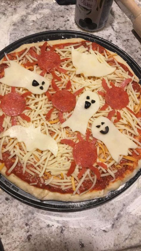 Halloween Pizza Party Ideas, Halloween Party Food Main Dish, Halloween Food Ideas Aesthetic, Spooky Pizza Ideas, Halloween Pizza Ideas, Halloween Pizzas, Halloween Main Dish, Spooky Pizza, Halloween Dip