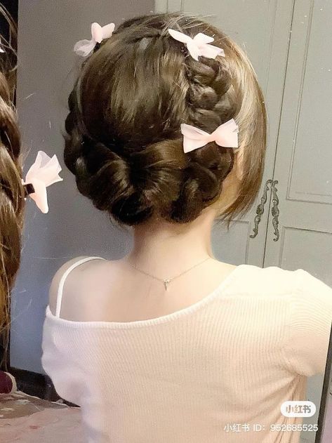 Bows And Braids, Hairstyle With Bow, Hairstyle Bow, Κούρεμα Bob, Haircut Tip, Classic Wedding Hair, Birthday Hairstyles, Easy Bun Hairstyles, Kawaii Hairstyles