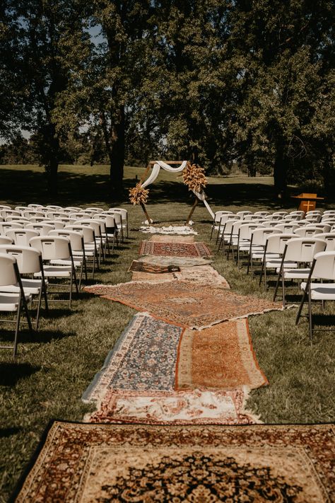 Rug Aisle For Wedding, Boho Wedding With Rugs, Fall Wedding Rug Aisle, Wedding Isles Rugs, Rugs As Wedding Aisle, Wedding Rug Isle, Boho Chic Wedding Altar, Area Rug Aisle Wedding, Vintage Rugs Wedding Aisle