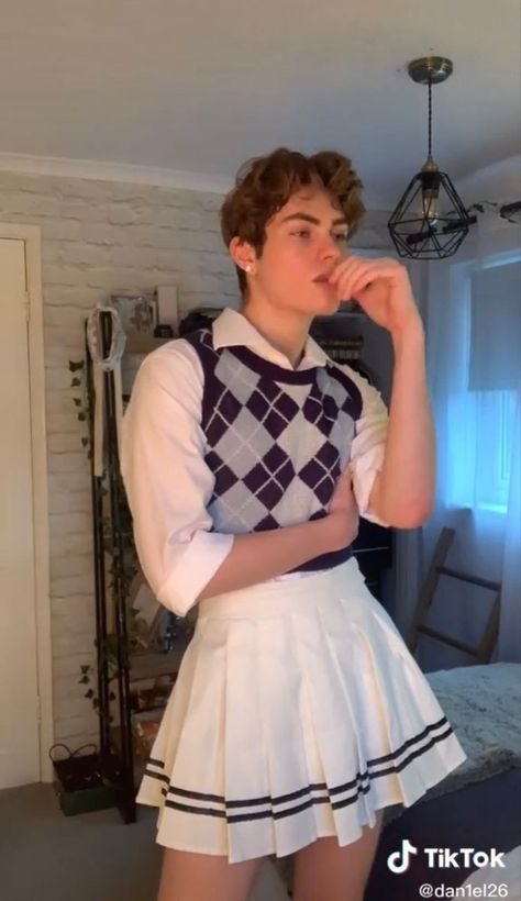 Boys Wearing Skirts, Boys In Skirts, Guys In Skirts, Guy Outfits, Men Wearing Skirts, Skirt Aesthetic, Gender Fluid Fashion, Genderless Fashion, Queer Fashion