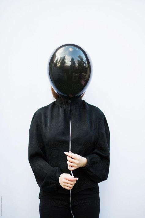 Fashion Blogger Photography, Balloons Photography, Black Balloon, Balloon Pop, Black Balloons, Printed Balloons, Photo Reference, Poses For Pictures, The Balloon