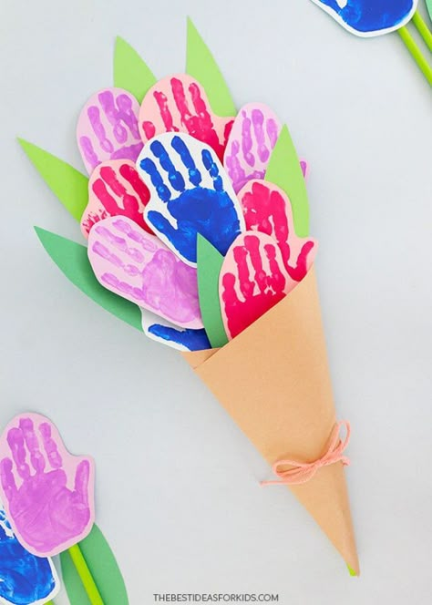 Handprint Flower Bouquet for Mother's Day Handprint Flower Bouquet, Handprint Flower, Mothers Day Crafts Preschool, Hand Print Flowers, Imprimibles Paw Patrol, Easy Mother's Day Crafts, Diy Mother's Day Crafts, Mother's Day Activities, Toddler Art Projects