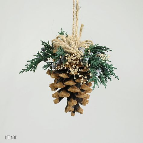 Pinecone Decor, Natal Natural, Natural Christmas Tree, Woodland Christmas Tree, Simple Decorations, Pine Cone Christmas Tree, Christmas Pine Cones, Natural Christmas Decor, Wedding Simple