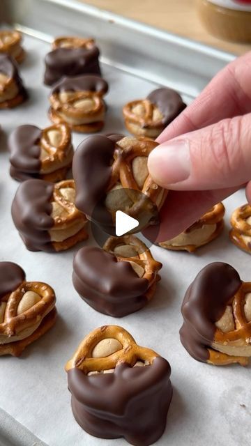 Essential Everyday on Instagram: "Chocolate Dipped Peanut Butter Pretzel Bites 🥨🍫🥜 The perfect salty/sweet snack! 

These are made with just 5 Essential Everyday ingredients: our creamy peanut butter, unsalted butter, powdered sugar, mini pretzels and semi sweet chocolate chips. 

It only takes a few minutes to make a quick batch, and you can keep them stored in the fridge for an easy snack or dessert! 

Bookmark the RECIPE below 👇 and click the link in our bio to find Essential Everyday products in a store near you! 🛒

Chocolate Dipped Peanut Butter Pretzel Bites (makes 25)

1/2 cup Essential Everyday creamy peanut butter
2 tbsp Essential Everyday unsalted butter, softened to room temperature 
3/4 cup Essential Everyday powdered sugar
50 Essential Everyday mini pretzels 
1 cup Essent Pretzel Chocolate Bites, Peanut Butter Pretzel Bites, Salty Sweet Snacks, Peanut Butter Pretzel, Mini Pretzels, Cookie Dough Recipes, Edible Cookies, Edible Cookie Dough, Candy Recipes Homemade