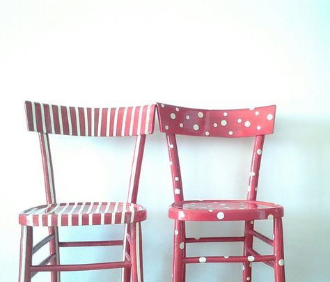 Stripes and polka dots chairs. http://elbichofeo.blogspot.com https://www.facebook.com/pages/Bicho-feo/382736388432736?ref=hl Painted Chairs Diy, Striped Dining Chairs, Dining Chair Makeover, Polka Dot Chair, Painted Chair, Toddler Chair, Furniture Handmade, Chair Makeover, Pink Chair