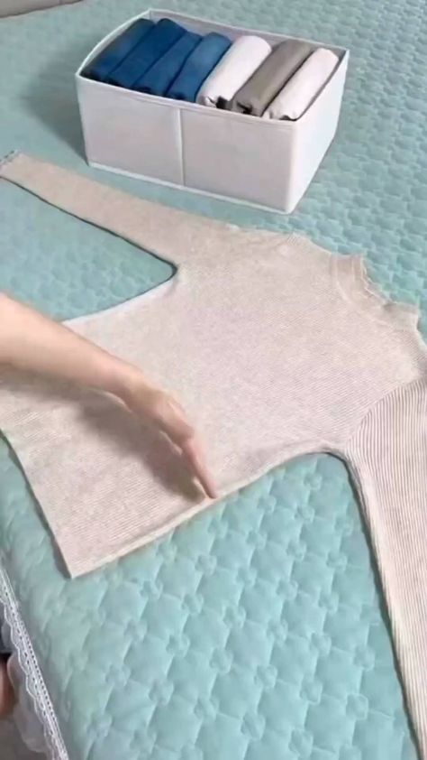 Instagram video by Bella's Brechó Online • Mar 30, 2024 at 2:54 AM Celana Jins Wanita, Folding Tips, Folding Hacks, Clothes Drawer Organization, Easy Diy Clothes, Diy Clothes Hacks, Packing Hacks Clothes, Clothes Closet Organization, Creative Gift Wraps