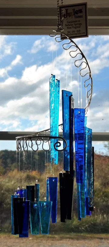 Jules Tones Wind Chimes – Jules Enchanting Gifts Glass Windchimes, Wine Bottle Wind Chimes, Wade In The Water, Blowin' In The Wind, Glass Wind Chimes, Diy Wind Chimes, Stained Glass Diy, Wine Bottle Crafts, Make Happy