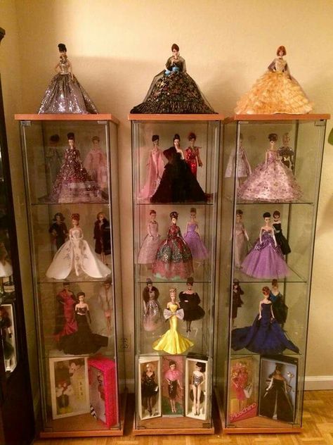 Beautiful display of Barbies from the collection of Leslie Bote. Barbie Display Case, Barbie Display Ideas, Barbie Display, Barbie Doll Collection, Barbie Trend, Doll Rooms, Doll Museum, Doll Room, Disney Animator Doll