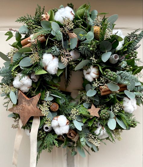 Mixed fiage wreath with cotton and stars Cotton Wreath Decor, Wreath With Cotton, Christmas Wreath Decor, Fresh Wreath, Cotton Wreath, Christmas Decor Inspiration, Advent Wreath, Natural Christmas, Xmas Wreaths