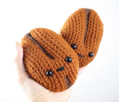 Coffee Bean Amigurumi - Free Crochet Pattern - StringyDingDing Free Amigurumi Crochet Patterns, 4mm Crochet Hook, Crochet Cat Pattern, Halloween Crochet Patterns, Crochet Gratis, Crochet Food, Bag Crochet, Crochet Cat, Amigurumi Free