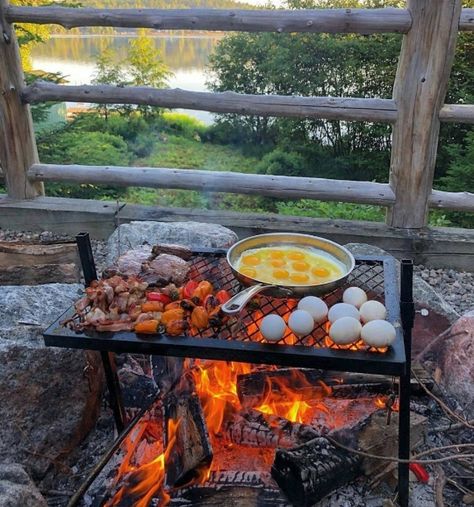 Wilderness Living, 1000 Lifehacks, Open Fire Cooking, Hiking Food, Fire Food, Camping Photography, Camping Aesthetic, Campfire Food, Bushcraft Camping