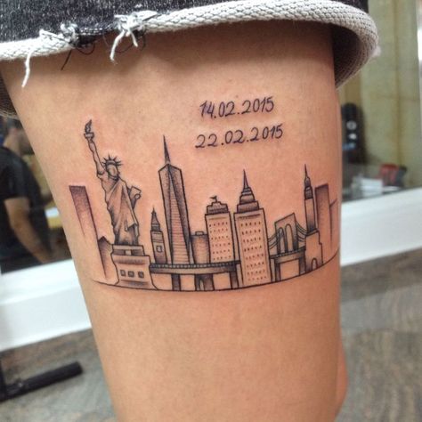 tatuagem Ny Skyline Tattoo, Nyc Tattoo Ideas, Nyc Skyline Tattoo, Tattoo Berge, Marathon Tattoo, Liberty Tattoo, Skyline Tattoo, State Tattoos, Ny Skyline