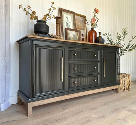 || AVAILABLE || A vintage sideboard with a modern transitional touch of glam with champagne bronze hardware, slat texture and warm, muted tan wood accents 😍 Such a great quality piece with sturdy construction. Wooden drawers all slide well and the doors open up to a shelf behind on either sides. Stunning oak wood grain on the top as well as the base we built. Swipe to see a “before” picture! I added some close ups/detail pics in an attempt to show how beautiful the colour, the texture and... Oak Sideboard Makeover, Black And Wood Furniture, Painting Sideboard, Refurbished Sideboard, Buffet Cabinet Makeover, Entryway Sideboard, Upcycled Sideboard, Tan Furniture, Sideboard Upcycle