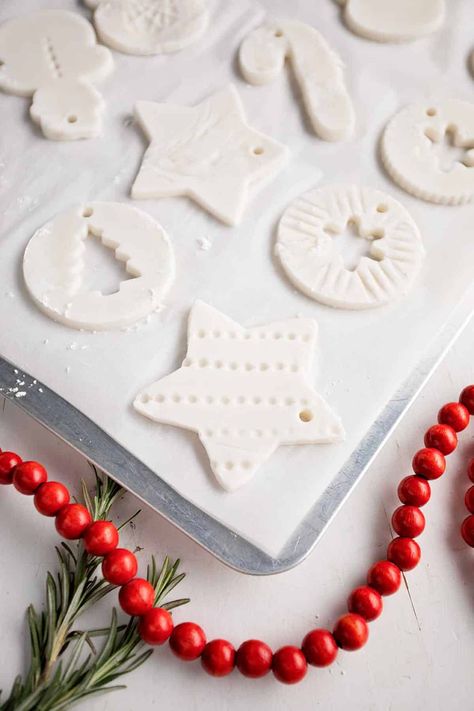 These easy DIY Baking Soda and Cornstarch Dough Ornaments are the perfect craft for kids this Christmas! Make the dough with just 3 ingredients, then decorate the ornaments with fun pressed patterns. | Welcome to Nana's #WelcometoNanas #cornstarchornaments #bakingsodaornaments #DIYChristmas Homemade Baked Ornaments, Baking Soda Corn Starch Dough, Salt Dough Ornament Painting Ideas, White Salt Dough Ornaments, Diy Flour Ornaments, Baking Soda Clay Ornaments, Christmas Cookie Ornaments Diy, Christmas Dough Ornaments, Diy Cookie Ornaments