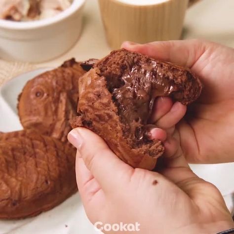 Cookat on Instagram: “Marshmallow? or Nutella? <Chocolate Taiyaki> - ▪ INGREDIENTS: 250g Pancake mix, 1 Egg, 250ml Milk, 10g Cocoa powder, 10g Corn starch 2Tbsps…” Taiyaki Recipe, Nutella Ingredients, No Egg Pancakes, Chocolate Nutella, Delicious Donuts, Pancake Mix, Recipes From Heaven, 1 Egg, Corn Starch