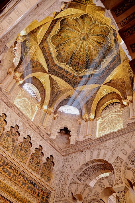 I wanted to tell you about the monument whose visit impressed me the most and whose architecture left me speechless. It is the Mosque Cathedral of Cordoba, a city in southern Spain, in the province of Andalusia. If you can visit it, don't miss the chance. In the meantime, here are some pictures that, although beautiful, do not do justice to the monument at all, and are a must-see. Cordoba, Mosque Architecture, Islamic Architecture, Luis Barragan, Granada, The Great Mosque Of Cordoba, Mosque Of Cordoba, Great Mosque Of Córdoba, Moorish Architecture