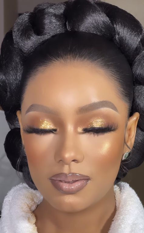 Wedding Bench, Light Skin Makeup, Dewy Makeup Look, Gold Makeup Looks, Makeup Creative, Face Beat Makeup, Brown Girls Makeup, A Daily Routine, Prom Makeup Looks