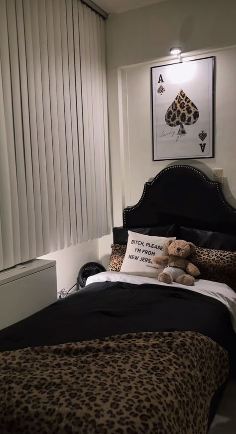 Black Dorm Room Ideas, Dorm Inspiration, College Dorm Room Decor, Dream Life House, Dorm Room Inspiration, Pretty Room, College Dorm Rooms, Awesome Bedrooms, Dorm Room Decor