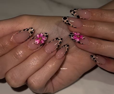 Leopard Almond Nails Cheetah Print, Cheetah Flower Nails, Pink Leo Nails, Short Nails Leopard, Cheetah Print Nails Short, Pink And Leopard Nails, Pink Leopard Print Nails, Leo Nails, Minimalistic Nails