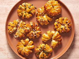 Apple Doughnut, Achari Paneer, Orange Shortbread, Impressive Appetizers, Apple Puff Pastry, Apple Donuts, Pastry School, Five Spice Powder, Apple Varieties