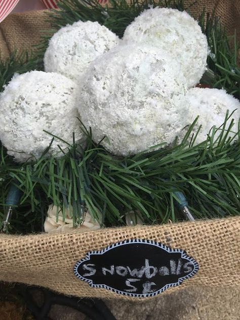 Upcycling, Snowballs Diy, Faux Snowballs, Fake Snowballs, Diy Wood Wall Decor, Colorful Fall Wreaths, Decorative Mesh Wreaths, Easy Diy Thanksgiving, Crafty Mom