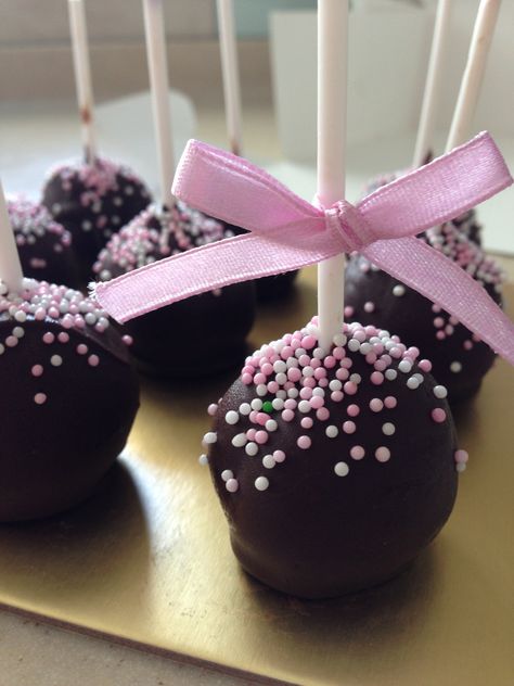 Chocolate Cake With Pink Sprinkles, Pink And Black Cake Pops, Girly Cake Pops, Cake Pops Aesthetic, Fancy Cake Pops, Shopkins Cake, Cake Pop Designs, Pink Sprinkles, Chocolate Cake Pops