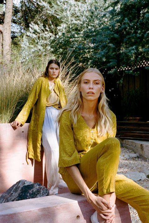 Raquel Allegra Spring 2019 Ready-to-Wear Collection - Vogue 2 Model Poses Together, Double Portraits, Sisters Photoshoot, Fashion Model Poses, Photography Images, Raquel Allegra, Fashion Photography Poses, Fashion Photography Editorial, Friend Photoshoot