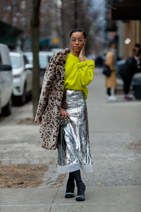 The Best Street Style From New York Fashion Week 2019 Sequins Street Style, Styling Sequin Dress, New York Fashion Week Street Style 2023, Shiny Outfits, Silver Outfit Ideas, Silver Skirt Outfit, Sequins Outfit, Metallic Skirt Outfit, Casual Glam