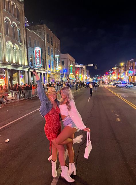 Cma Fest Outfit, Nashville Outfits Spring, Broadway Outfit, Nashville Broadway, Nashville Style Outfits, Nashville Bars, Tennessee Outfits, Weekend In Nashville, Nashville Trip