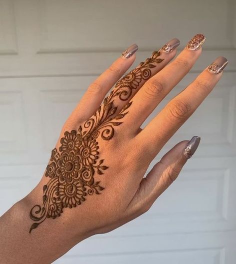 Henna One Finger, Henna Inside Hand, Mehendi Design Bridal Mehndi, Aesthetic Mehndi Design, Mehendi Design Bridal, Mehndi Design Indian, Gold Bangle Design, Mehndi Designs For Brides, Simple Henna Designs Hand