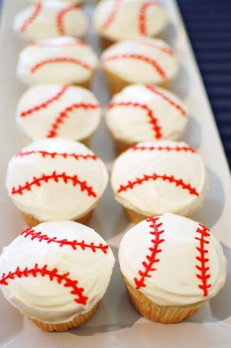 For your end of the ear party - Baseball cupcakes Baseball Cupcakes, Fathers Day Cupcakes, Baseball Theme Birthday, Baseball Theme Party, Fathers Day Cake, Baseball Birthday Party, Baseball Party, Gateaux Cake, Baseball Birthday