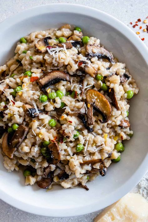 This Mushroom and Pea Risotto is an easy one-pan recipe. It's creamy, cozy and makes for the perfect weeknight family dinner Mushroom And Pea Risotto, Leek Salad, Vegan Mushroom Risotto, Pea Risotto, Vegan Risotto, Health Meals, Med Diet, Mushroom Risotto Recipes, Italian Diet