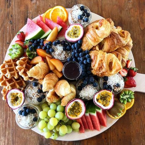 Breakfast Platter Ideas, Party Platter Ideas, Bridal Breakfast, Breakfast Boards, Bagel Bar, Fruit Platters, Platter Ideas, Diy Breakfast, Jam Jam