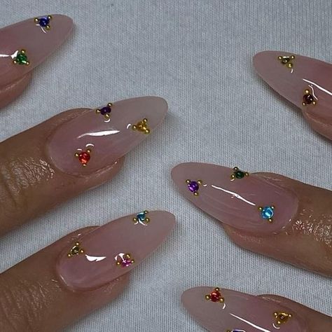 Euphoria Nails Ideas Maddy, Euphoria Nails Ideas, Marcjacobs Totebag, Maddy Nails, Short Stiletto Nails, Minimal Nail, Acrylic Nails Stiletto, Stiletto Nails Short, Short Stiletto