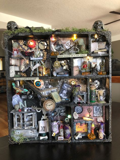 Crystal Shadow Box Ideas, Halloween Shadow Box Ideas, Homemade Miniatures, Darkly Inclined, Halloween Boxes, Witch Hats Costume, Halloween Shadow, Oddities Decor, Halloween Diorama