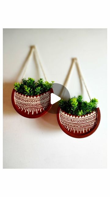 Handmade Wall Hangings Crafts Ideas, Hanging Pot Diy, Easy Best Out Of Waste Ideas, Hanging Matki Decoration, Hanging Planters Diy, Lippan Art On Pot, Mouldit Art Ideas On Pot, Mouldit Clay Art On Pot, Wall Hanging Ideas Handmade