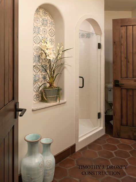 Mediterranean Bathrooms, Old Spanish Style Homes, Spanish Style Home Interior, Spanish Bathroom, Spanish Style Decor, Mediterranean Bathroom, Mission Style Homes, Spanish Home Decor, Hacienda Style Homes