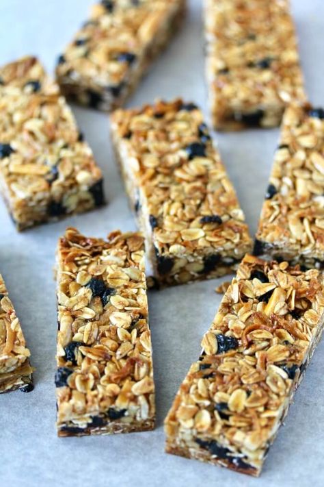 Blueberry Granola Bars | Karen's Kitchen Stories Dried Blueberry Recipes, Blueberry Granola Bars, Banana Granola Bars, Bars With Coconut, Oatmeal Granola Bars, Blueberry Granola, Coconut Almonds, Blueberry Bars, Toasted Oats